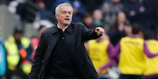 Intip Taktik Lawan, Mourinho pun Dikartu Kuning Intip Taktik Lawan, Mourinho pun Dikartu Kuning