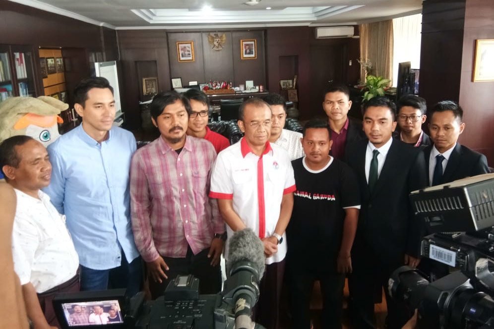 Kemenpora Bertemu dengan Korban Kekerasan Suporter Timnas Indonesia di Malaysia Kemenpora Bertemu dengan Korban Kekerasan Suporter Timnas Indonesia di Malaysia