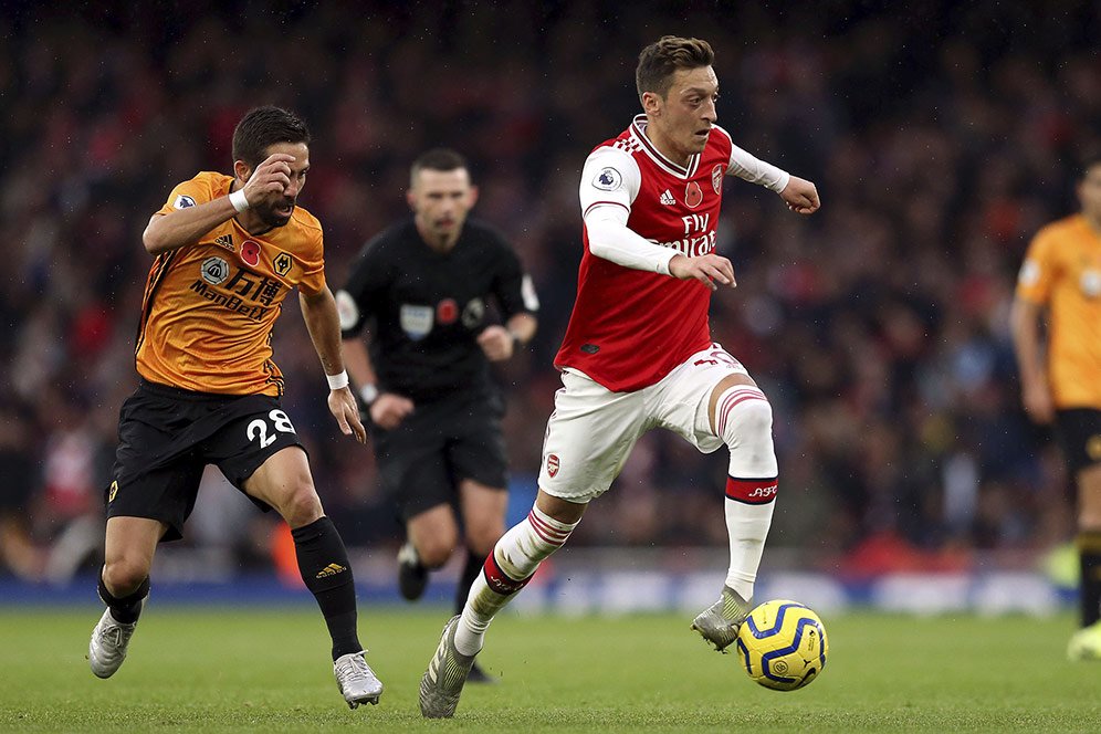 Nahasnya Unai Emery: Dikritik Saat Ozil Absen, Mainkan Ozil pun Dianggap Keliru Nahasnya Unai Emery: Dikritik Saat Ozil Absen, Mainkan Ozil pun Dianggap Keliru