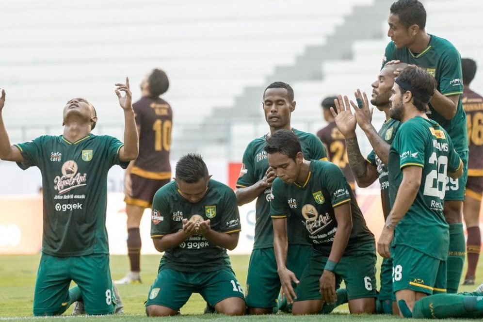 Aji Santoso Cukup Puas dengan Rotasi Pemain di Persebaya Aji Santoso Cukup Puas dengan Rotasi Pemain di Persebaya