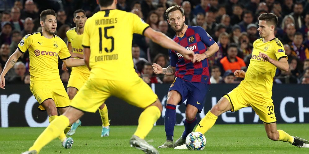 Aksi Ivan Rakitic pada duel Barcelona vs Borussia Dortmund. (c) AP Photo