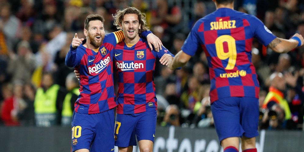 Selebrasi Lionel Messi usai menjebol gawang Borussia Dortmund, bersama Antoine Griezmann dan Luis Suarez. (c) AP Photo