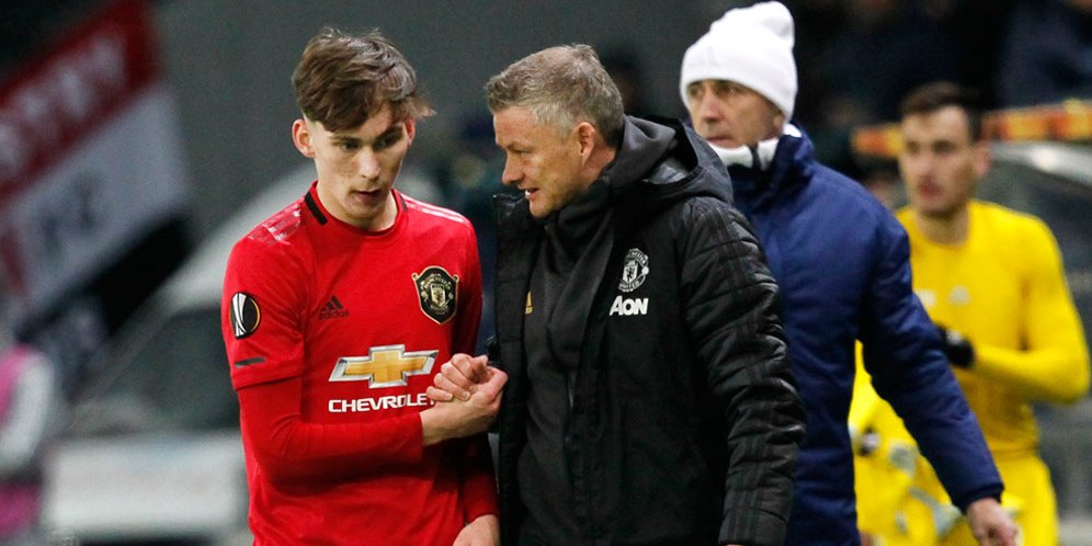 James Garner bersama Solskjaer di laga Astana vs Manchester United. (c) AP Photo