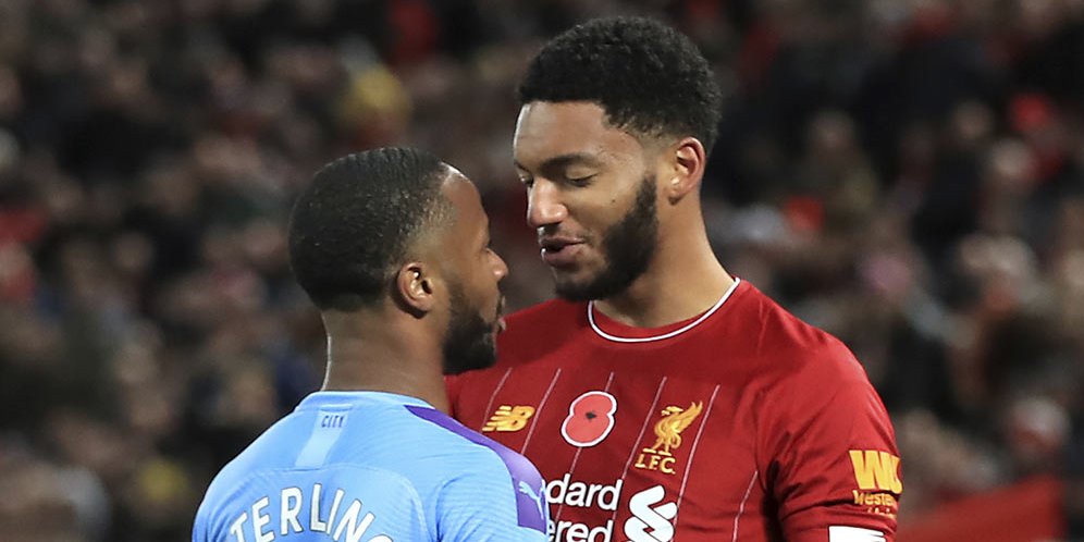Raheem Sterling (kiri) berseteru dengan Joe Gomez dalam laga antara Manchester City melawan Liverpool di ajang Premier League, Minggu (10/11/2019). (c) AP Photo