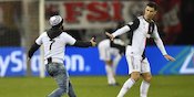Kesalnya Cristiano Ronaldo Diganggu Pitch Invader Kesalnya Cristiano Ronaldo Diganggu Pitch Invader