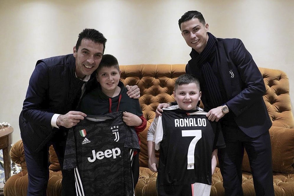 Kelas! Ronaldo dan Buffon Hibur Dua Anak Kecil yang Selamat dari Gempa di Albania Kelas! Ronaldo dan Buffon Hibur Dua Anak Kecil yang Selamat dari Gempa di Albania