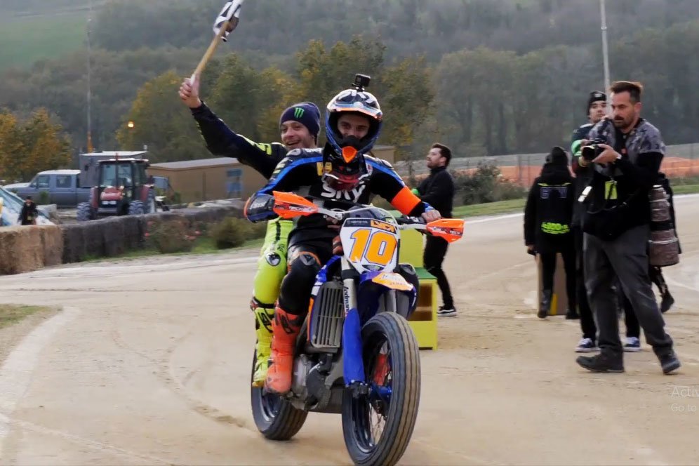 Sempat Terancam, Valentino Rossi Lega Juarai La 100km dei Campioni Sempat Terancam, Valentino Rossi Lega Juarai La 100km dei Campioni