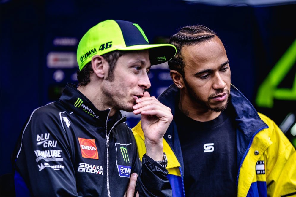 Valentino Rossi Kunjungi Markas Mercedes, Siap Jajal Mobil Lewis Hamilton Valentino Rossi Kunjungi Markas Mercedes, Siap Jajal Mobil Lewis Hamilton