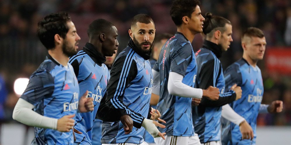 Karim Benzema dan pemain Real Madrid melakukan pemanasan jelang duel lawan Barcelona, Kamis (19/12/2019). (c) AP Photo