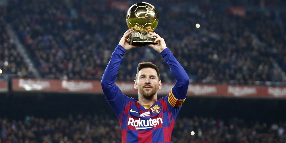 Lionel Messi menunjukan trofi Ballon dOr 2019 ke publik Camp Nou sebelum laga Barcelona vs Real Mallorca, Minggu (8/12/2019) dini hari WIB. (c) AP Photo