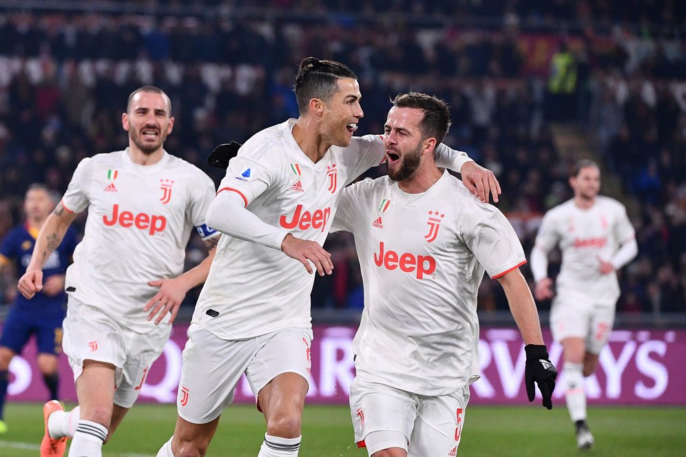 Chris Smalling Digocek Cristiano Ronaldo, Netizen: Karirnya Sudah Selesai Chris Smalling Digocek Cristiano Ronaldo, Netizen: Karirnya Sudah Selesai