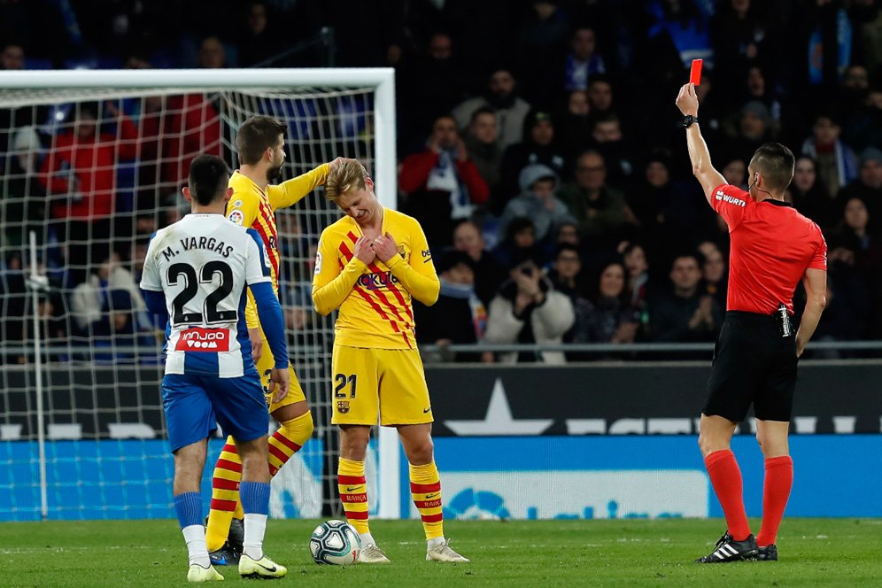 Frenkie de Jong Mengeluh Barcelona Dirugikan Wasit, Benarkah? Frenkie de Jong Mengeluh Barcelona Dirugikan Wasit, Benarkah?