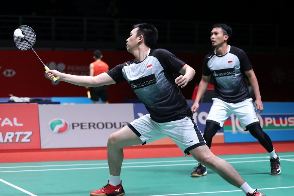 Kocaknya Momen Hendra Setiawan Ajari Sang Anak Main Bulu Tangkis Kocaknya Momen Hendra Setiawan Ajari Sang Anak Main Bulu Tangkis