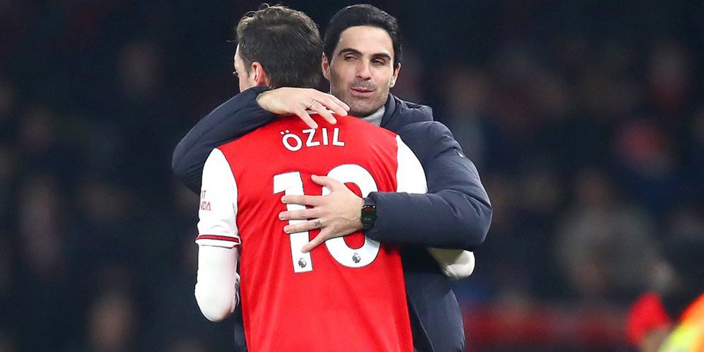 Mesut Ozil mendapat pelukan dari Mikel Arteta usai laga melawan Manchester United (2/1/2020) di Stadion Emirates. (c) Arsenal
