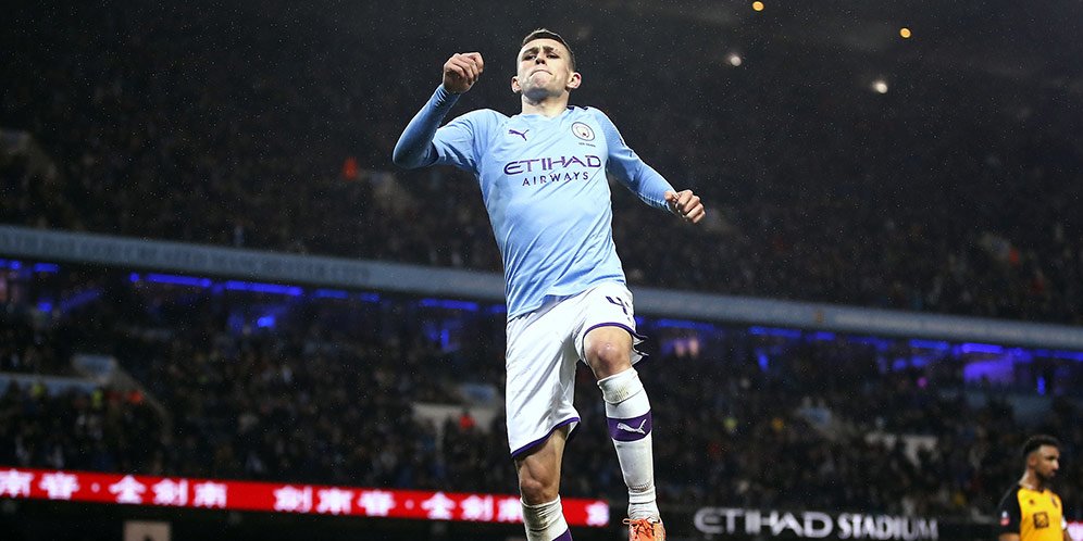 Pemain Manchester City, Phil Foden, merayakan golnya ke gawang Port Vale dalam laga babak ketiga FA Cup, Minggu (5/1/2020). (c) AP Photo