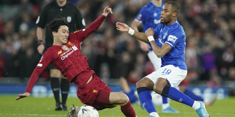 Takumi Minamino berebut bola dengan pemain Everton, Djibril Sidibe. (c) AP Photo