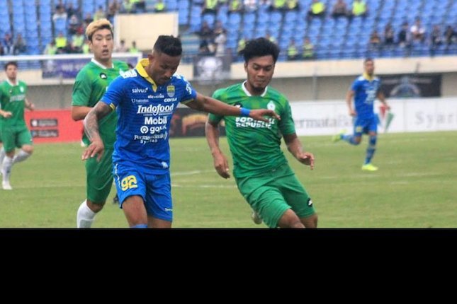 Melawan Persela