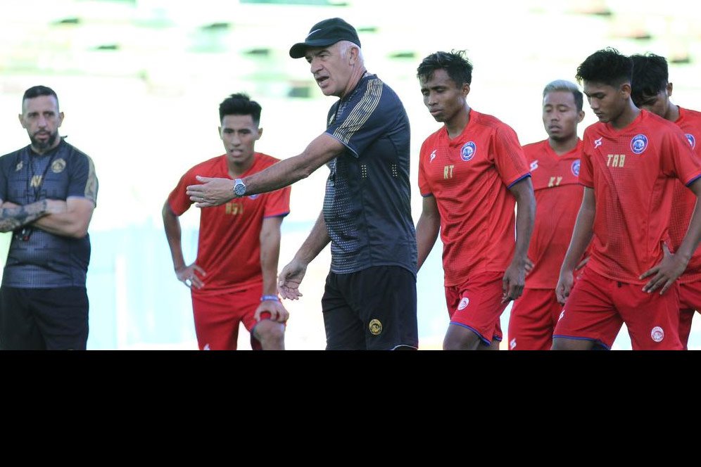Arema FC dan Klub Indonesia yang Hobi Ganti Pelatih Arema FC dan Klub Indonesia yang Hobi Ganti Pelatih