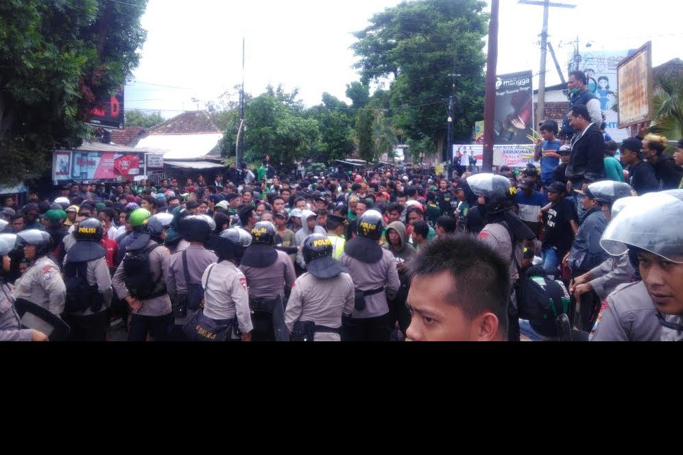 Bonek Padati Area Seputaran Stadion Soeprijadi