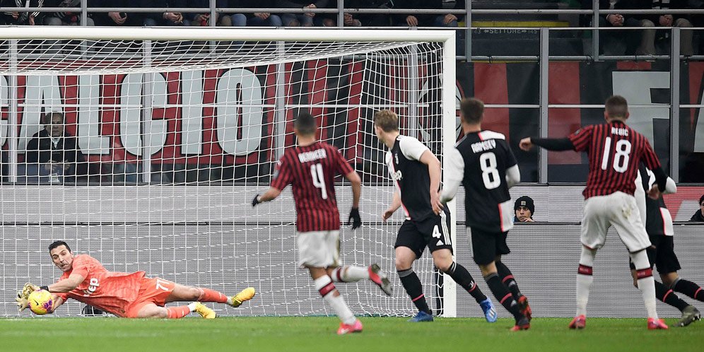 Aksi penyelamatan Gianluigi Buffon dalam laga AC Milan vs Juventus (c) Juventus FC