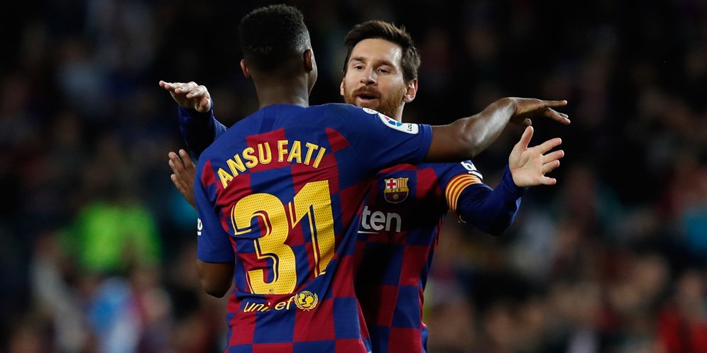 Bintang muda Barcelona, Ansu Fati, merayakan golnya bersama Lionel Messi. (c) AP Photo