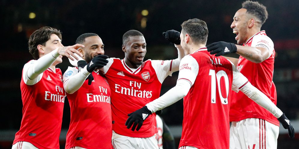 Skuad Arsenal merayakan gol Mesut Ozil ke gawang Newcastle United di Premier League. (c) AP Photo