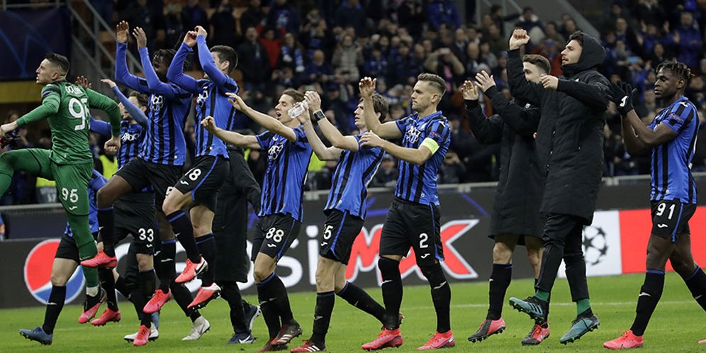 Skuad Atalanta merayakan kemenangan atas Valencia pada ajang Liga Champions di Giuseppe Meazza, Kamis (20/2/20) dini Hari WIB. (c) AP Photo