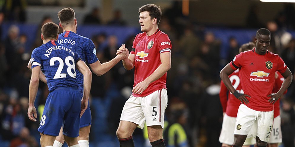 Olivier Giroud bersalaman dengan Harry Maguire setelah pertandingan antara Chelsea vs Manchester United di Stamford Bridge, Selasa (18/2/20) dini hari WIB. (c) AP Photo