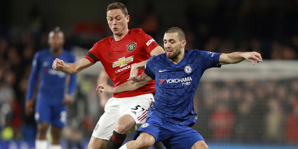 Gelandang Chelsea Mateo Kovacic berduel dengan gelandang Manchester United, Nemanja Matic. (c) AP Photo