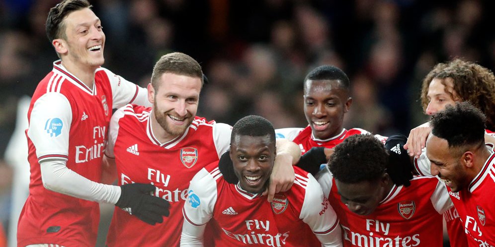 Nicolas Pepe dikerubungi skuad Arsenal usai membobol gawang Newcastle (c) AP Photo