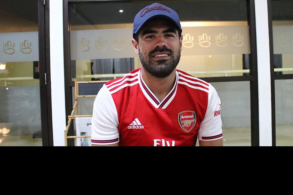 Dilema Gelandang Persebaya Saat Saudara Kembarnya Menghadapi Arsenal Dilema Gelandang Persebaya Saat Saudara Kembarnya Menghadapi Arsenal