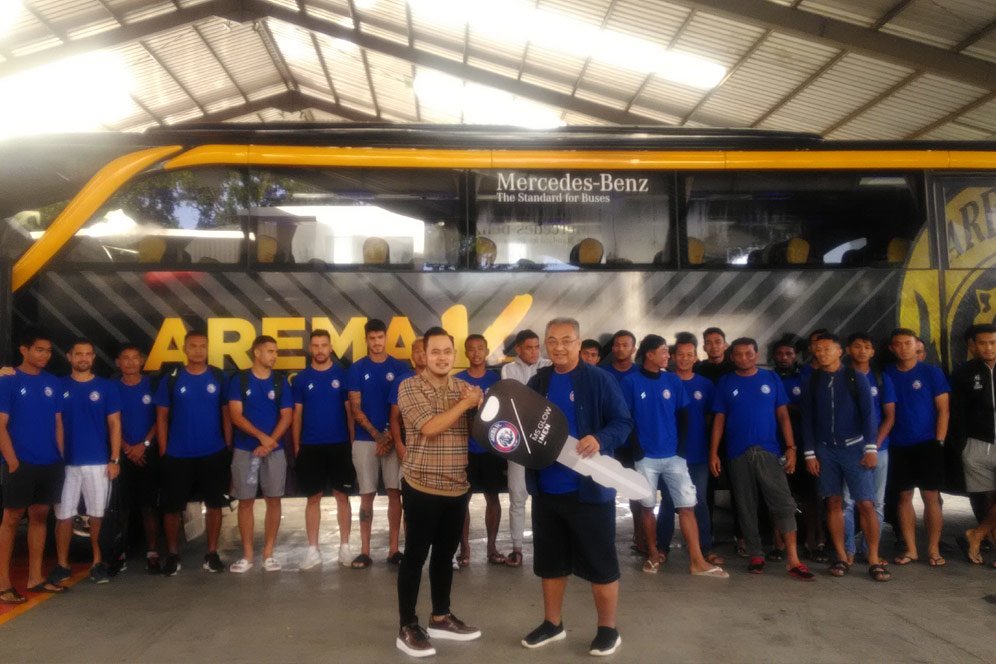 Timnya Dapat Bus Anyar, Pelatih Arema FC Semringah Timnya Dapat Bus Anyar, Pelatih Arema FC Semringah