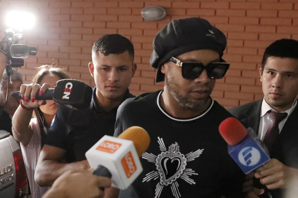 Tiba di Indonesia, Ronaldinho Dikawal Dua Bos RANS Nusantara FC Tiba di Indonesia, Ronaldinho Dikawal Dua Bos RANS Nusantara FC