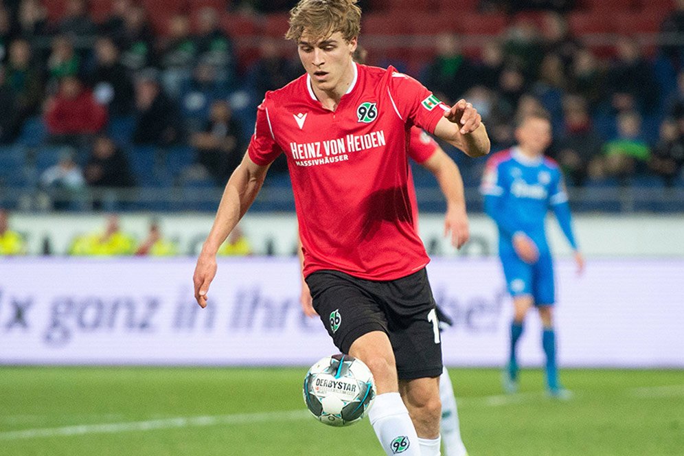 Bek Hannover Jadi Pesepakbola Pertama yang Positif Virus Corona Bek Hannover Jadi Pesepakbola Pertama yang Positif Virus Corona