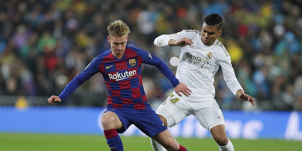 Gelandang Barcelona Frenkie De Jong dibayangi gelandang Real Madrid Casemiro dalam laga El Clasico di Santiago Bernabeu, Senin (2/3/20) dini hari WIB. (c) AP Photo