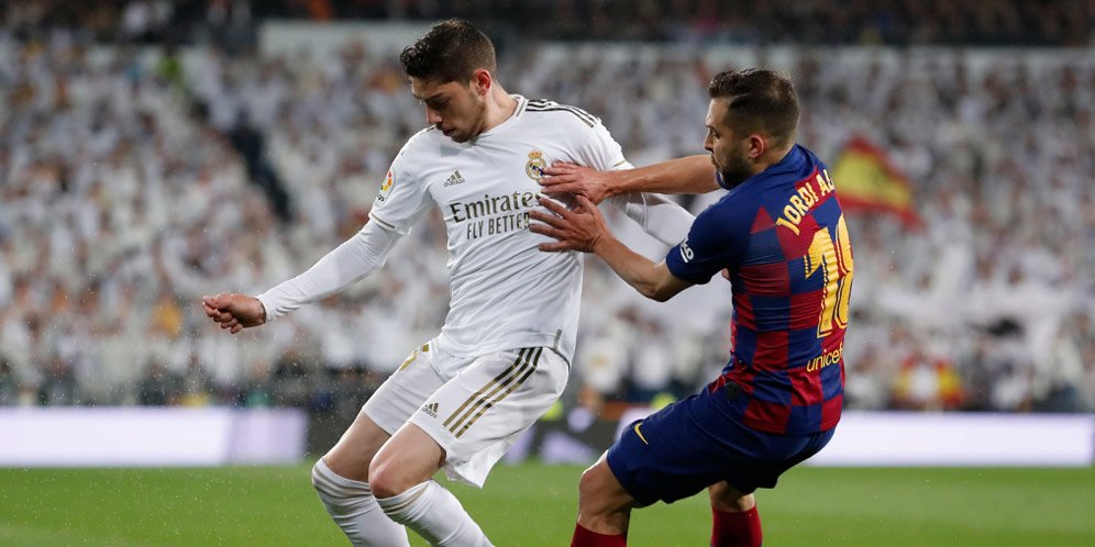 Federico Valverde dibayangi Jordi Alba dalam laga El Clasico, Senin (2/3/2020). (c) RMCF