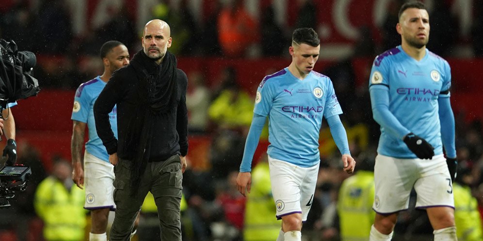 Josep Guardiola dan pemain Man City usai dikalahkan Manchester United dengan skor 0-2 di Premier League, Minggu (8/3/2020) malam. (c) AP Photo