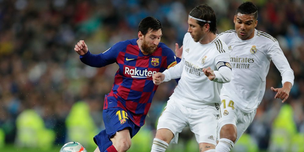 Lionel Messi berduel dengan Sergio Ramos, Senin (2/3/2020). (c) AP Photo