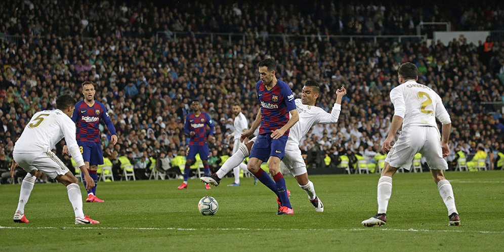 Gelandang Barcelona Sergio Busquets (tengah) dalam pertandingan melawan Real Madrd di Santiago Bernabeu, Senin, (2/2/20) dini hari WIB. (c) AP Photo