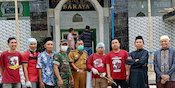 Kelompok Suporter PSM Semprot Disinfektan di Masjid-masjid di Makassar Kelompok Suporter PSM Semprot Disinfektan di Masjid-masjid di Makassar