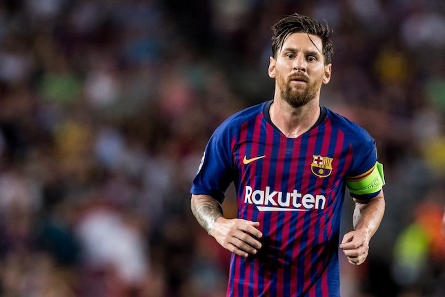 Messi dengan Kostum Stripes Merah-Putih Kecil Messi dengan Kostum Stripes Merah-Putih Kecil