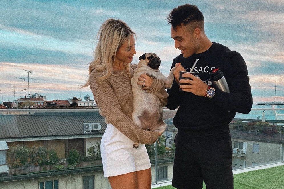 Masa Lockdown, Lautaro Martinez Ajak Sang Pacar Berjemur Mesra di Balkon Masa Lockdown, Lautaro Martinez Ajak Sang Pacar Berjemur Mesra di Balkon
