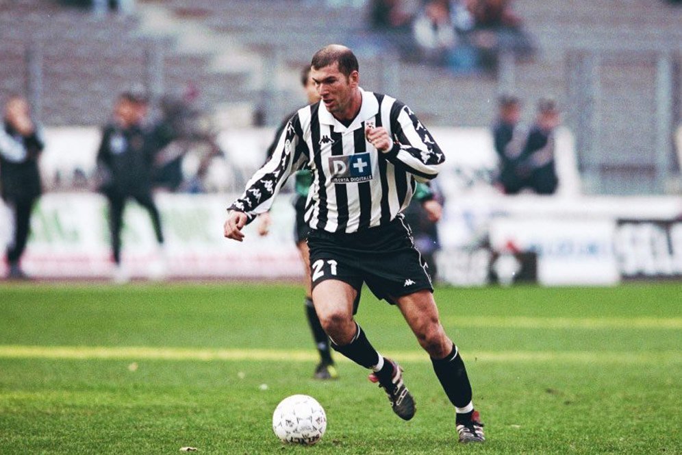 Zinedine Zidane dengan Jersey Juventus, Sang Maestro yang Gagal di Liga Champions Zinedine Zidane dengan Jersey Juventus, Sang Maestro yang Gagal di Liga Champions