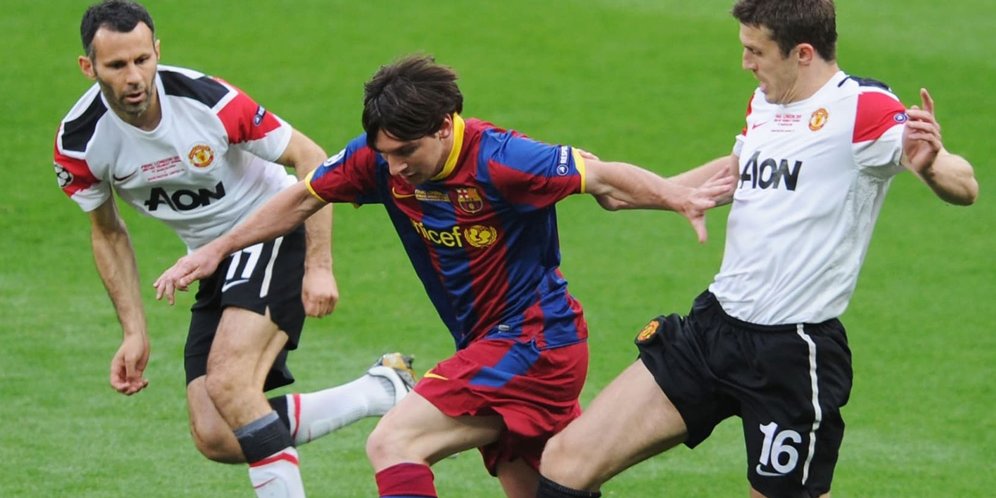 Momen ketika Lionel Messi membuat pemain senior Manchester United kelimpungan. (c) FIFA/getty