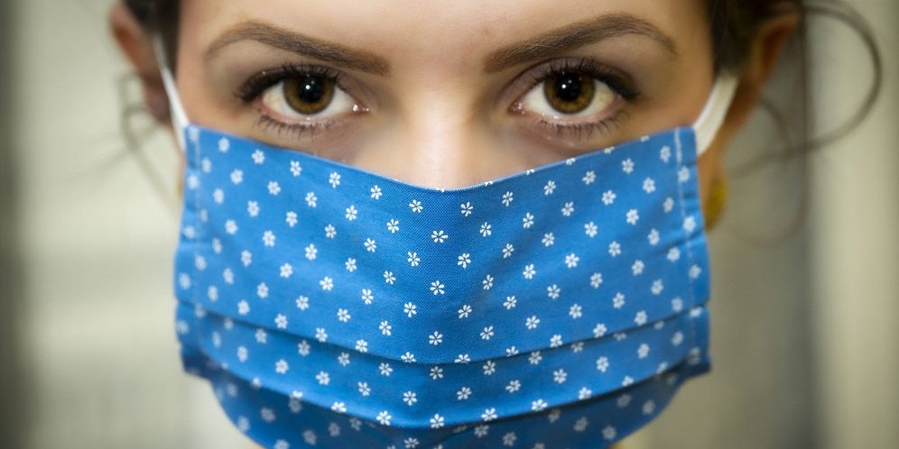Ilustrasi pemakaian masker kain. (c) Pixabay/Christo Anestev