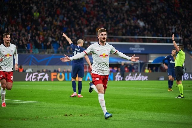 Memulai Debut di VfB Stuttgart Memulai Debut di VfB Stuttgart