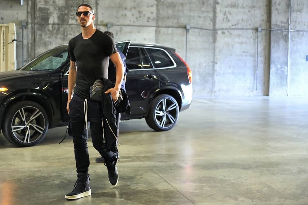 5 Foto Zlatan Ibrahimovic Dalam Balutan Serba Hitam, Elegan bak Super Model Dunia 5 Foto Zlatan Ibrahimovic Dalam Balutan Serba Hitam, Elegan bak Super Model Dunia