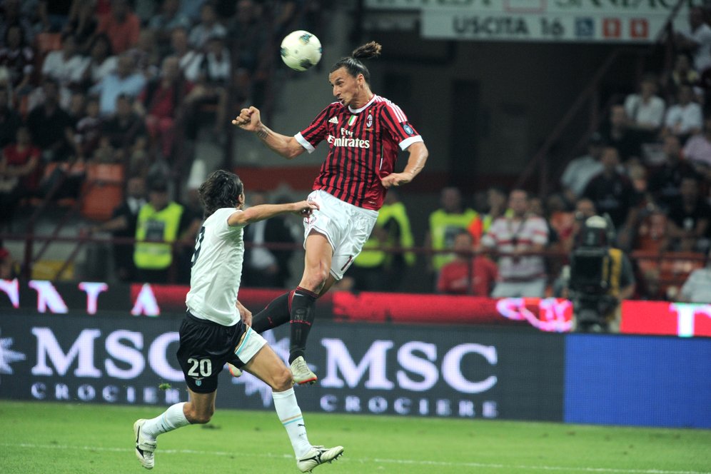 6 Foto Ibrahimovic Ketika 'Terbang' di Atas Lapangan, Predator Ulung Depan Gawang! 6 Foto Ibrahimovic Ketika 'Terbang' di Atas Lapangan, Predator Ulung Depan Gawang!