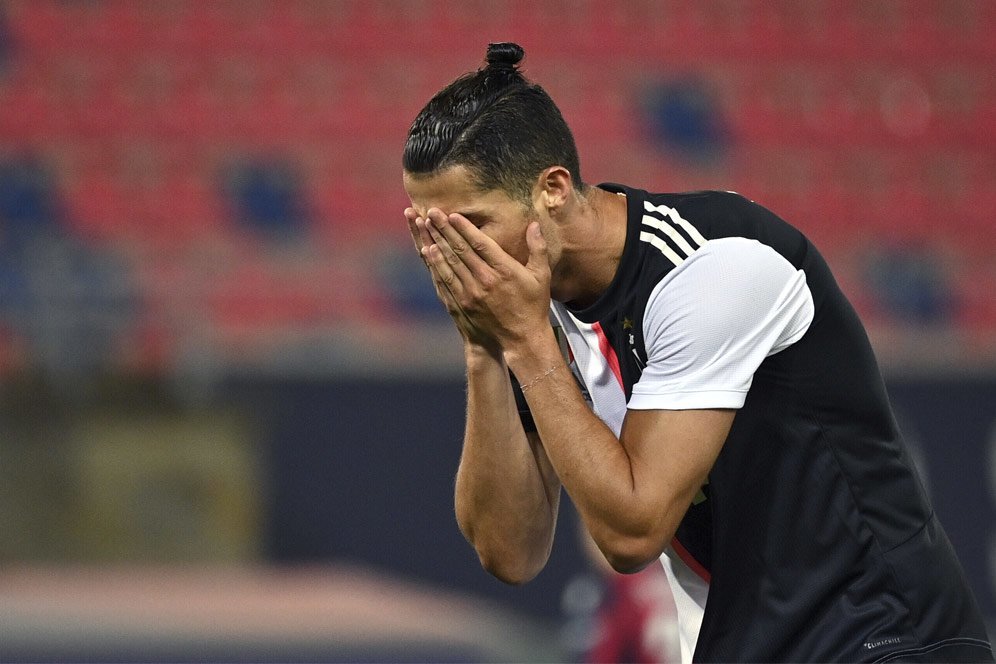 Tendangan Bebas Cristiano Ronaldo Kembali Melayang Tinggi di Angkasa Tendangan Bebas Cristiano Ronaldo Kembali Melayang Tinggi di Angkasa