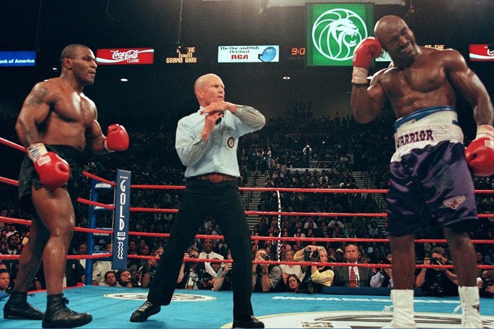 Pernah Digigit Mike Tyson, Evander Holyfield Justru Senang, Bukan Dendam Pernah Digigit Mike Tyson, Evander Holyfield Justru Senang, Bukan Dendam